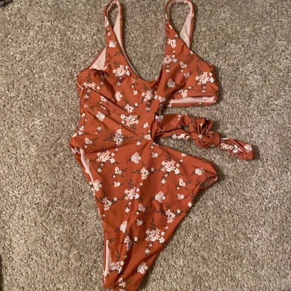 Super cute One piece swimsuit worn once perfect condition - Picture 2 of 5